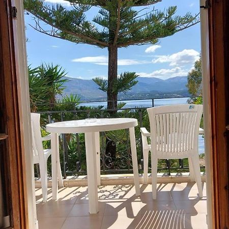 Sea Breeze Apartments Lixouri Esterno foto