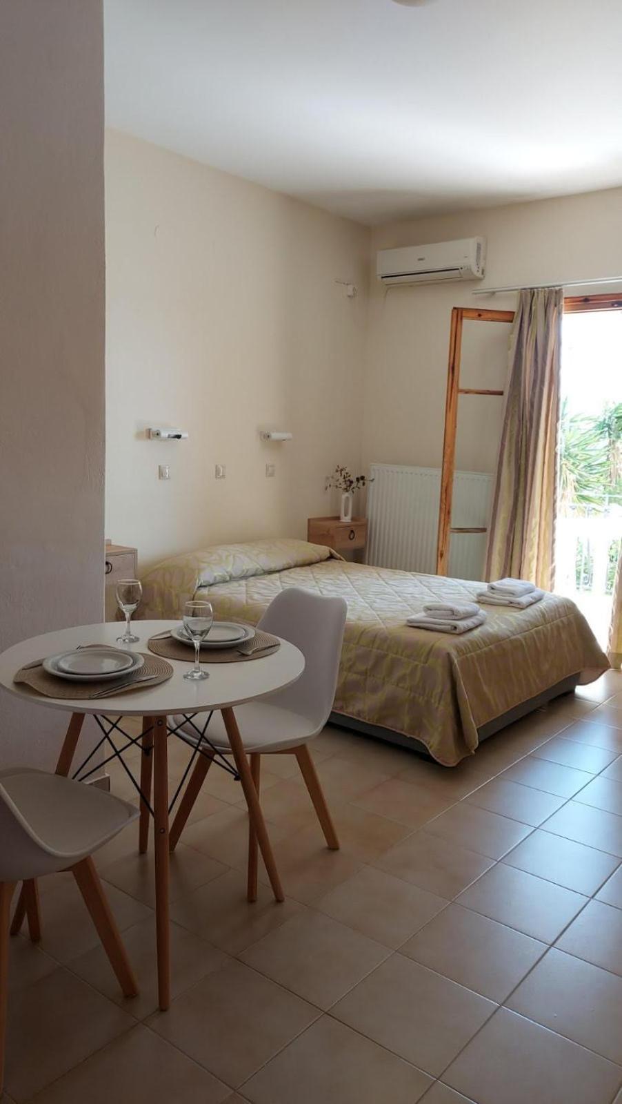 Sea Breeze Apartments Lixouri Esterno foto