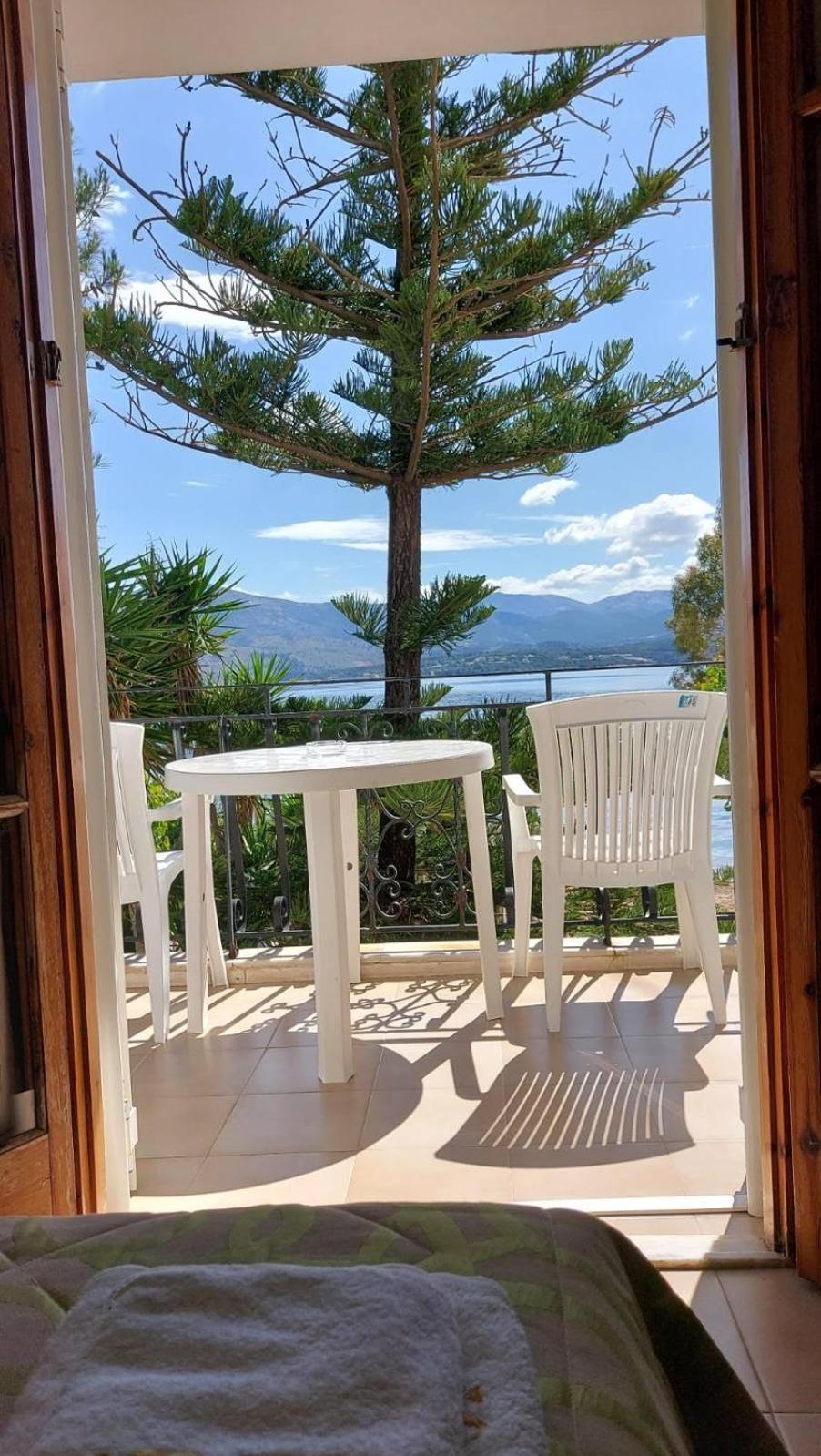 Sea Breeze Apartments Lixouri Esterno foto